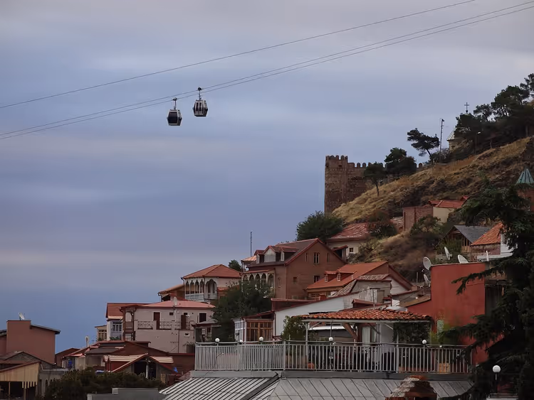 Taubanekabiner over Tbilisi nær Narikala-festningen