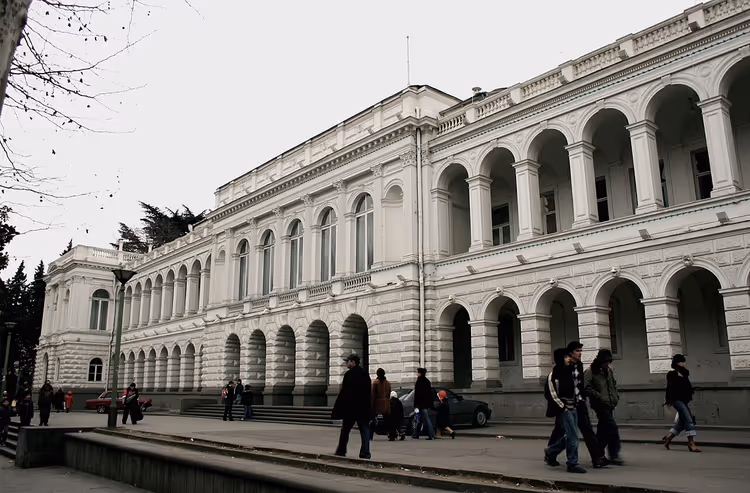 Gevel van het Vorontsovpaleis met arcades en een colonnade