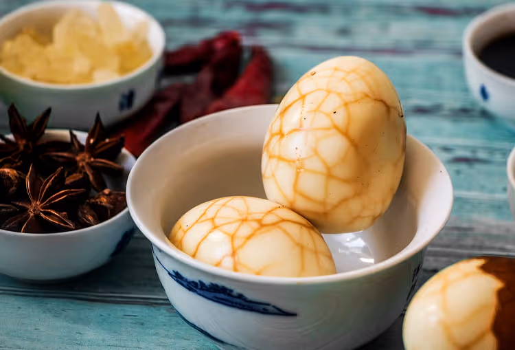 Te-egg med sprekkemønster i en bolle