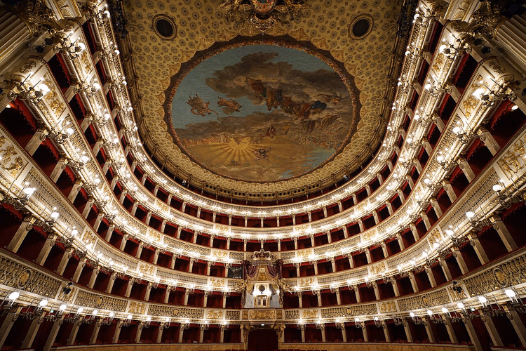 Salen i Teatro di San Carlo med rader av losjer