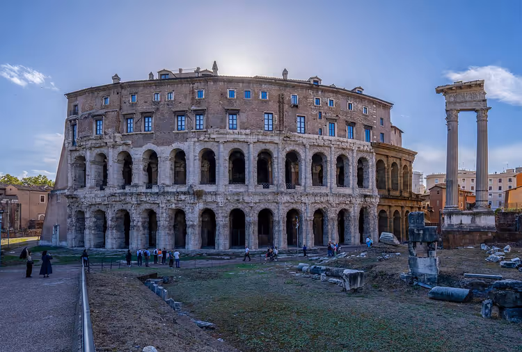 Marcellusteateret og søylene til Apollon-tempelet i Roma