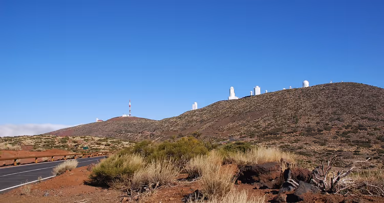 Dağ sırtındaki Teide Gözlemevi'nin beyaz kubbeleri