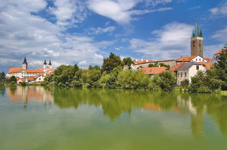 Telc: stadsgezicht over de vijver