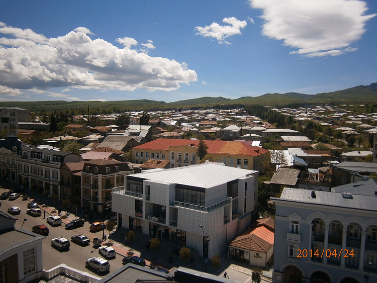 Panorama di Telavi con tetti di tegole e montagne