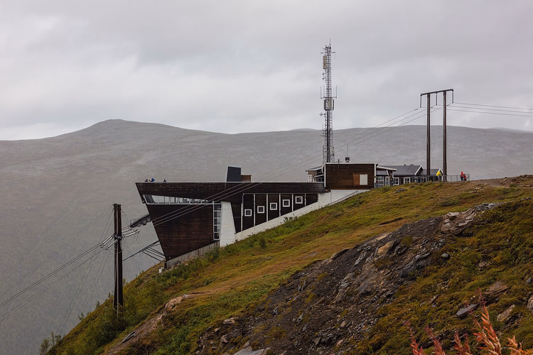 Øvre stasjon for taubanen på en fjellskråning