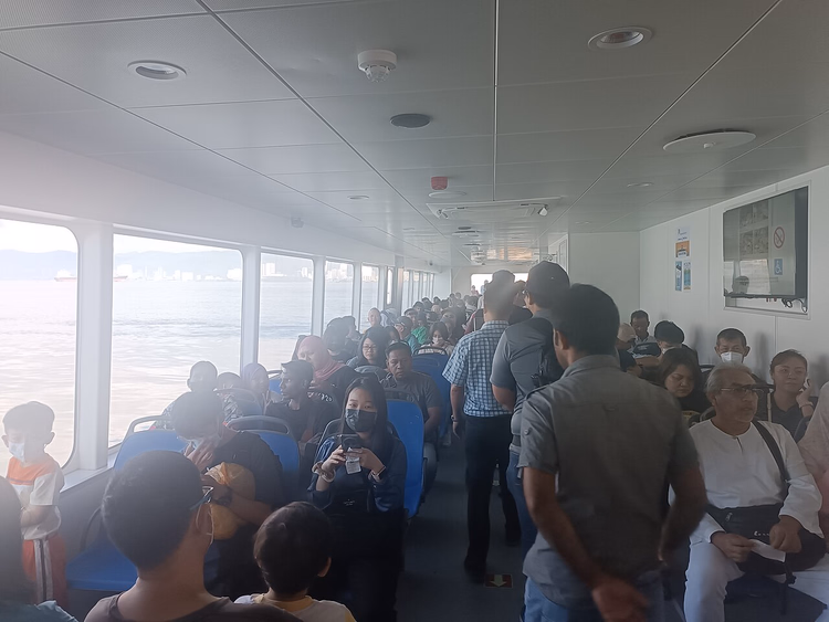 Passagers dans la cabine d'un ferry pour Penang
