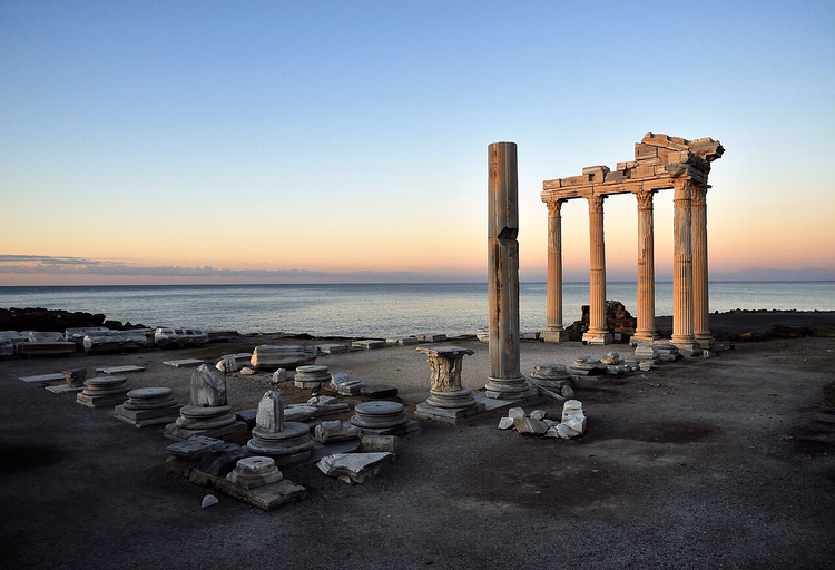 Säulen des Apollontempels in Side bei Sonnenuntergang