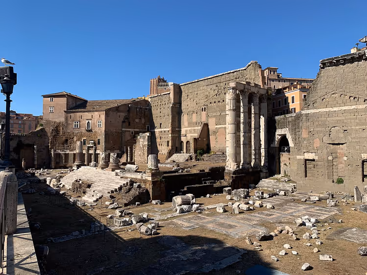 Augustus Forumu'ndaki Mars Ultor Tapınağı'nın sütunları
