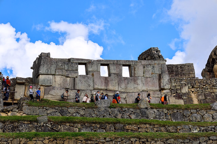 Üç Pencere Tapınağı ve terastaki turistler