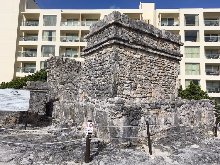 Kivinen mayojen temppeli, taustalla cancúnilainen hotelli
