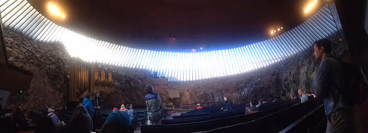 Interieur van de Rotskerk Temppeliaukio met stenen muren