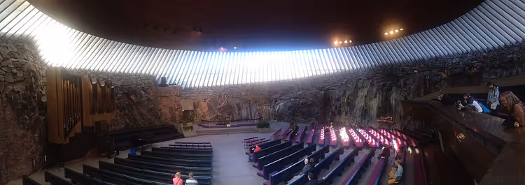 Interieur van de Rotskerk Temppeliaukio in Helsinki