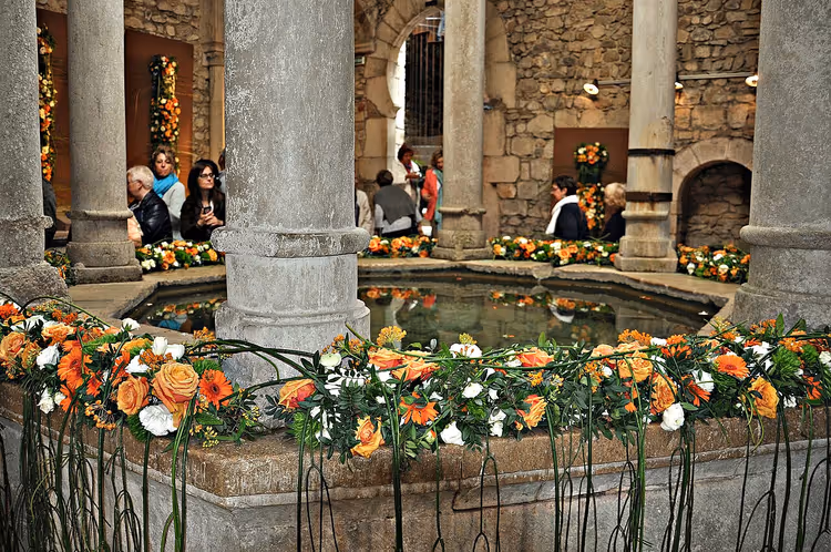 Blumeninstallation im Innenhof der Altstadt von Girona