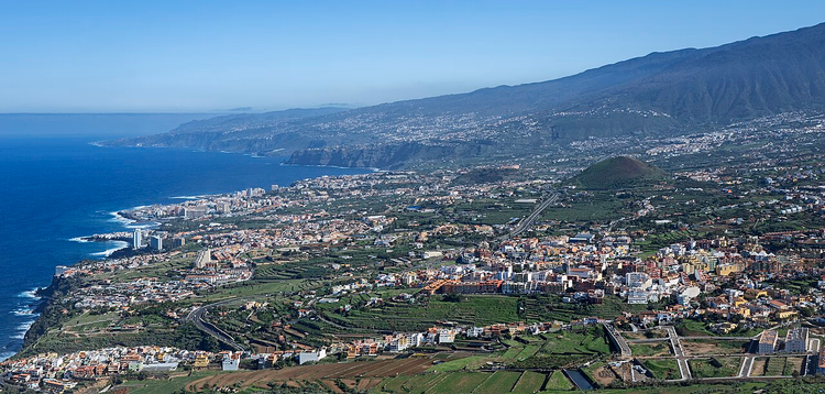 Okyanus ve volkanik konisiyle Orotava Vadisi panoraması