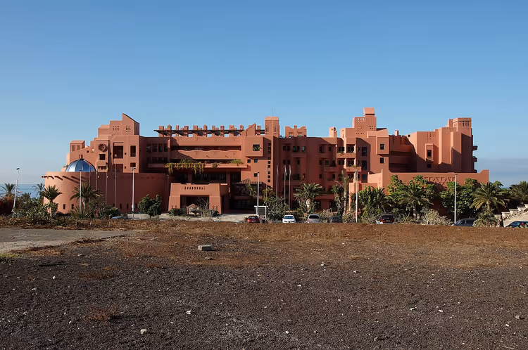 Sheraton La Caleta-hotell i terrakotta med palmer