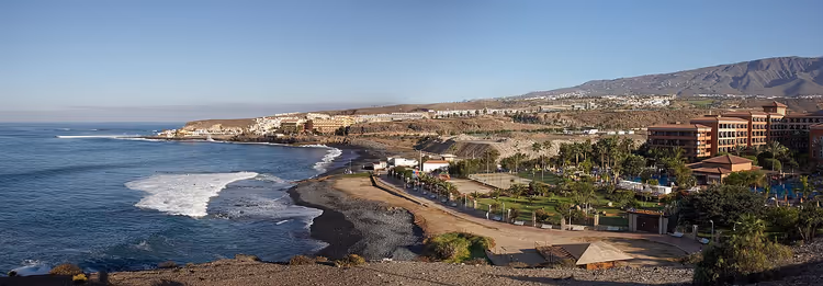 Playa de la Enramada mørk strand med strandpromenade og palmer