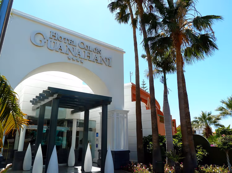 Entrada del hotel Colón Guanahani con palmeras