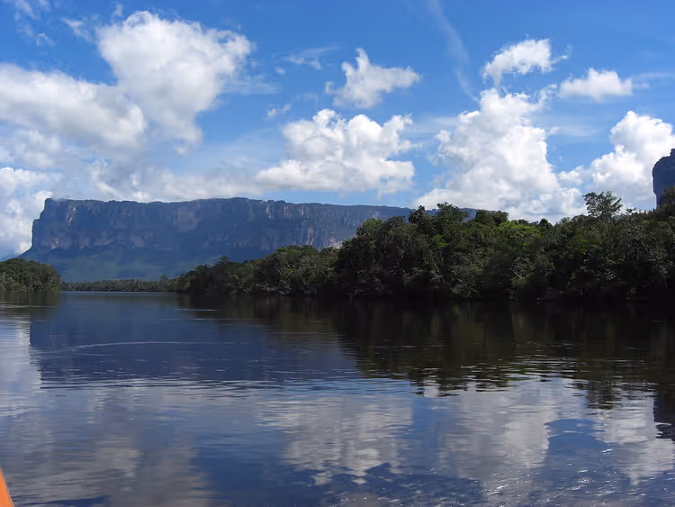 Canaima Ulusal Parkı'nda tepui ve nehir