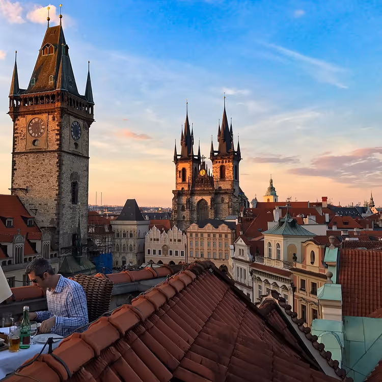 Panorama van Praag vanaf een dakterras van een restaurant