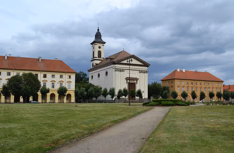 Kilisesi ve sarı binalarıyla Terezín meydanı