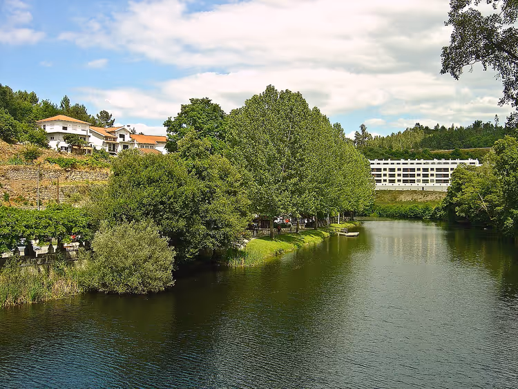 De Vouga en de thermale gebouwen van São Pedro do Sul