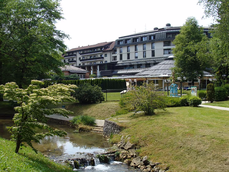 Kuuroordcomplex Šmarješke Toplice met gazon en beek