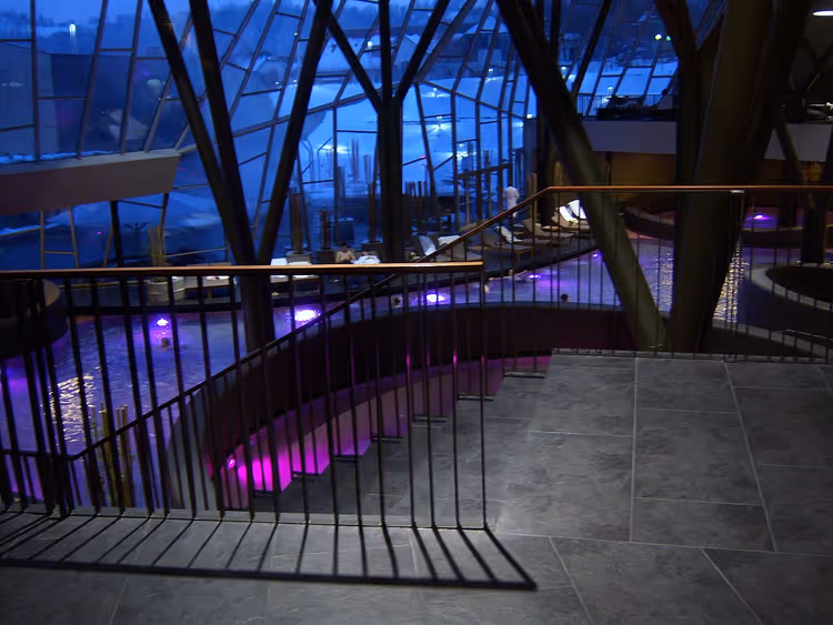 Interieur van een thermisch complex met zwembad en glazen dak