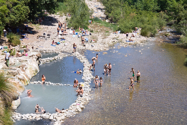 Farma Nehri kıyısındaki taş termal havuzlar