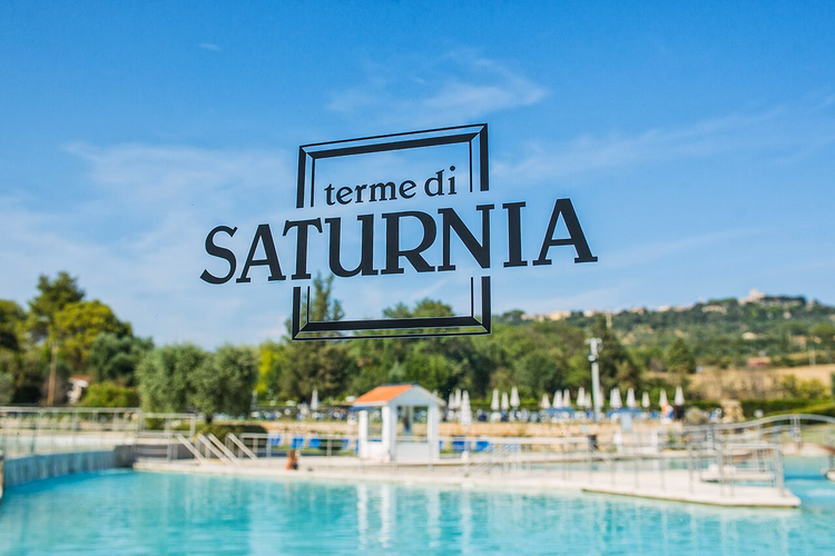 Terme di Saturnia tatil köyündeki termal havuz