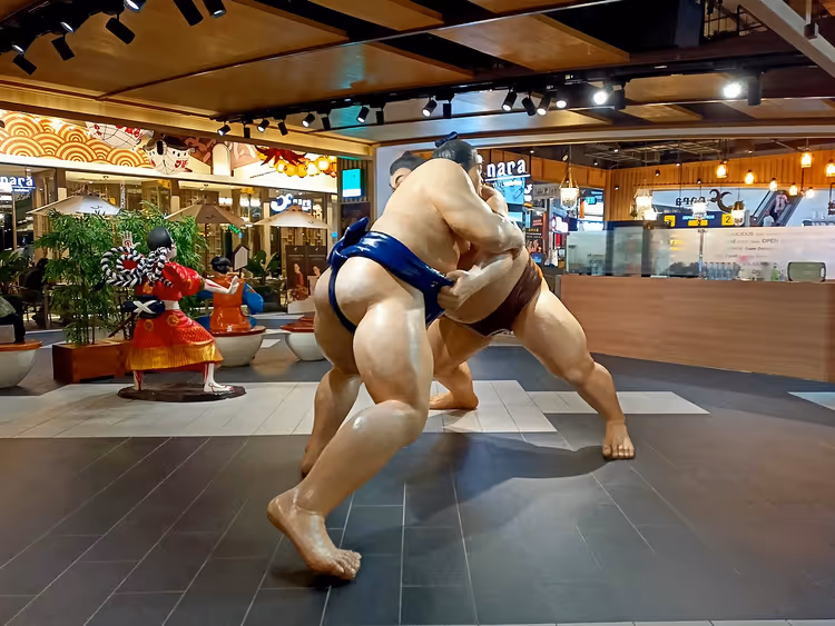 Sumoworstelaarsculpturen in winkelcentrum Terminal 21