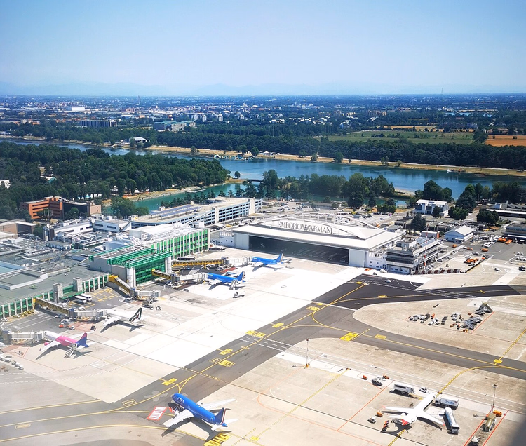 Linate lufthavn ovenfra, med Idroscalo-sjøen i nærheten