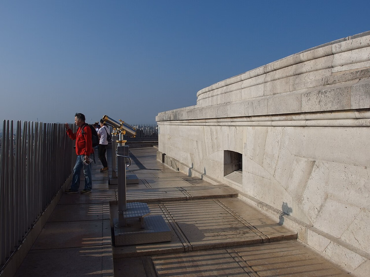 Touristen an den Fernrohren auf der Aussichtsterrasse des Triumphbogens