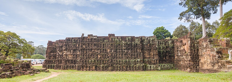 Utskåret vegg på Spedalskekongens terrasse i Angkor Thom