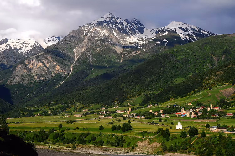 Svaneti vadisinin üzerinde karla kaplı Tetnuldi zirvesi