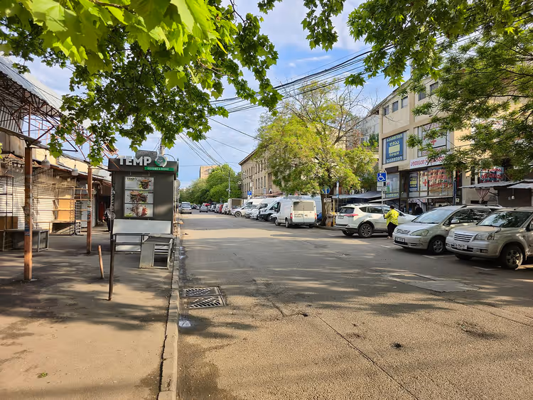 Via Tevdore Mgvdeli con auto e negozi