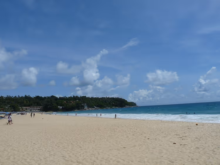 Sandstranden på Karon Beach på Phuket en solrik dag
