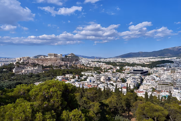 Panorama over Athen: Akropolis og Hymettos-fjellet fra Filopappos-høyden