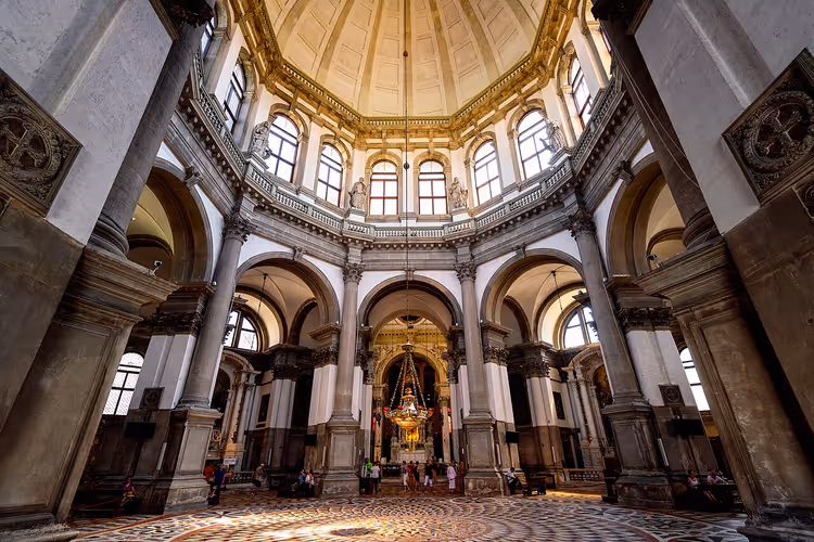 Interiøret i Santa Maria della Salute-basilikaen med kuppelen