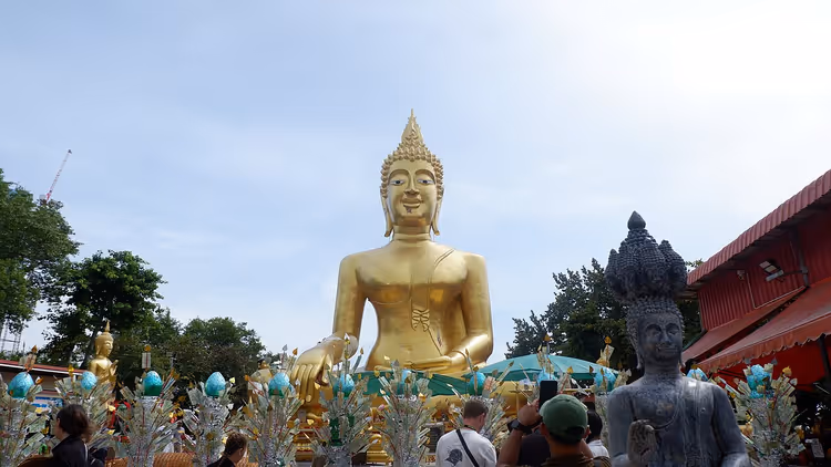 Statua dorata del Big Buddha tra i visitatori
