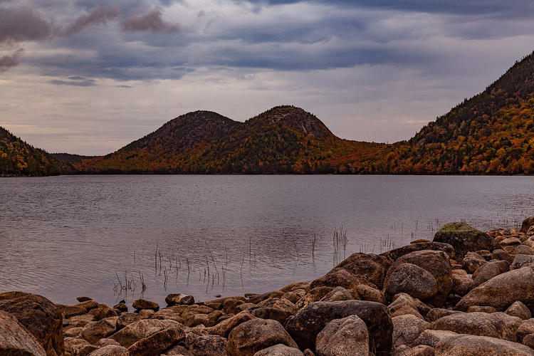Bubbles Hills über dem Jordan Pond im Herbst