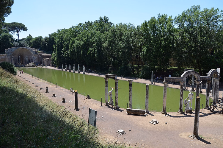 Lang Canopus-bassin met colonnade bij Villa Hadriana