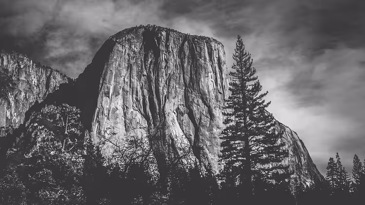 Yosemite'deki El Capitan granit monoliti, siyah beyaz fotoğraf