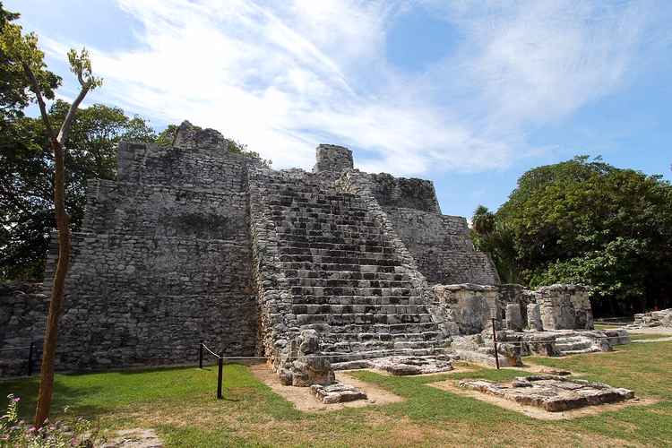El Castillo -pyramidi ja portaat El Mecon raunioilla