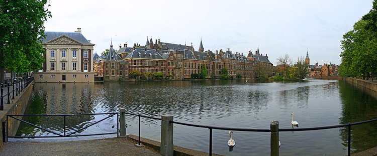 Hofvijver og Binnenhof i sentrum av Haag