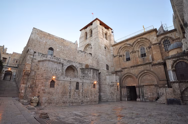 Fasaden til Den hellige gravs kirke i Jerusalem