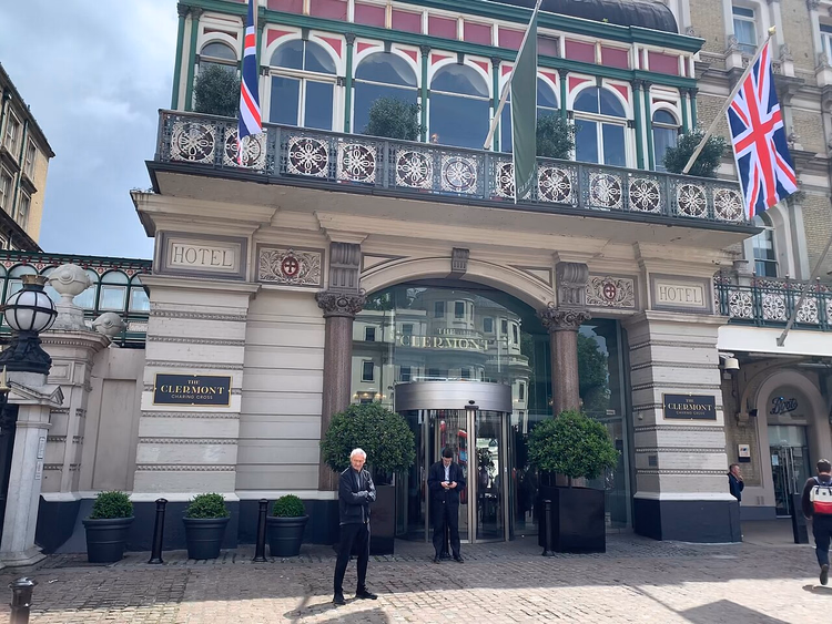 Ingresso del The Clermont Hotel con bandiere britanniche