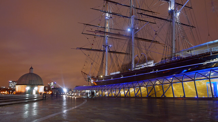 Klipperen Cutty Sark i Greenwich om natten