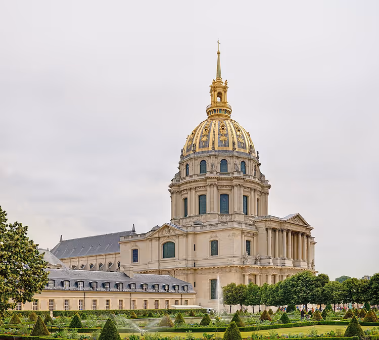 Paris'teki Saint-Louis Katedrali'nin altın kubbesi