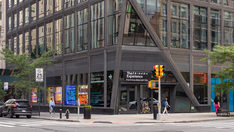 Ingang van The Friends Experience in een straat in Manhattan