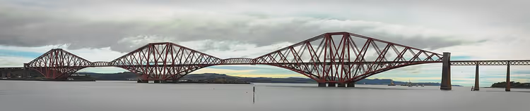 Firth of Forth üzerindeki Forth Köprüsü panoraması